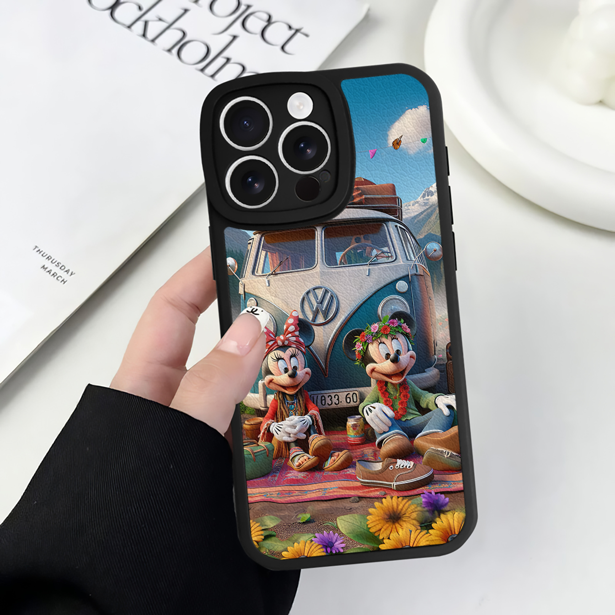 （画像用） ミッキーマウス Mickey Mouse 【iPhone 16シリーズ対応】シリコンスマホケース（レザー調） 材質：シリコン